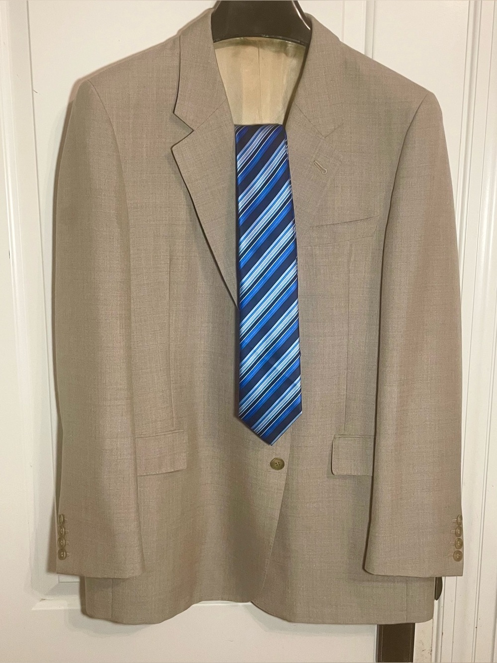 Harry Rosen Tan Sport Coat with Notch Lapel and Structured Shoulders Silk Tie